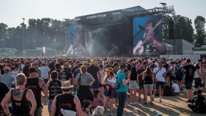 Bild: Daniel Vogl/dpa/Archivbild
Das Publikum steht beim Auftritt der Band Tenacious D an der Utopia Stage.