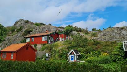 Bild:  Dörte Nohrden/dpa
Trubel? Ist woanders zu finden. Auf Brännö mit seinen typisch rostroten Holzhäuschen geht es ruhig zu.