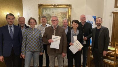Bild: Angelika Prem/exb
Freuen sich über die Ehrungen bei der CSU Tännesberg: Stephan Oetzinger, Altlandrat Simon Wittmann, Stephanie Kuchlbauer, Alfred Eckl, Robert Eichhorn, Rudolf Tröster, Beate Zangl, Stefan Bösl, Bürgermeister Armin Bulenda (von links).