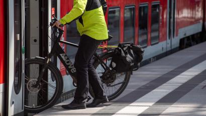 Symbolbild: Bernd Diekjobst/dpa
Um ein reibungsloses und schnelles Ein- und Aussteigen zu gewährleisten, sollten sich Fahrgäste mit Fahrrädern auf mehrere Fahrradabteile auf dem Bahnsteig verteilen.