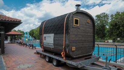 Bild: Wolfgang Steinbacher
Das Hockermühlbad hat seit Mai eine mobile Sauna. Die Badegäste sind begeistert.