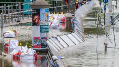 Bild: Peter Kneffel/dpa
Mitarbeiter der Wasserwacht kontrollieren die provisorischen Schutzwände an der Donau.