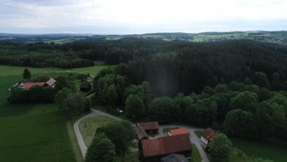 Bild: bey
Im Waldgebiet Elm bei Vohenstrauß könnten Windräder aufgestellt werden. Zwei Betreiberfirmen haben bereits Grundstücksbesitzer angeschrieben und informiert. Das Areal hinter diesen Häusern im Ortsteil Trasgschieß käme wohl als Standort infrage.