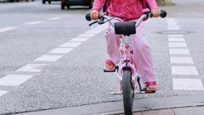 Symbolbild: Mascha Brichta/dpa
Wenn Kinder mit dem Rad zur Schule fahren, rät der Experte zur hellen Kleidung.