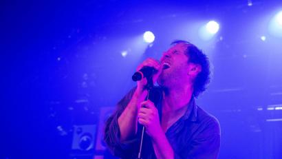 Bild: Stefan Puchner/dpa
Sänger Marco Michael Wanda verlor kürzlich seinen Vater. Den Verlust verarbeitet er auch im neuen Album seiner Band.