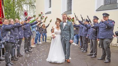Bild: Kerstin Wegmann/exb
Daniela und Günther Panzer wurden nach der Trauung vor der Pfarrkirche in Pullenreuth feierlich empfangen.