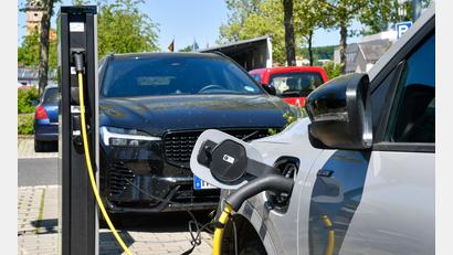 Archivbild: Petra Hartl
Eine Ladestation am Schießstätteweg in Amberg. Die Begeisterung für E-Autos hat zuletzt eher wieder abgenommen.