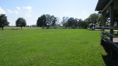 Bild: bnr
Am ehemaligen Sportplatz in Wölsendorf sollte der Kindergarten für die Gemeinde Schwarzach gebaut werden. Doch jetzt wurde der Baubeginn auf unbestimmte Zeit verschoben.