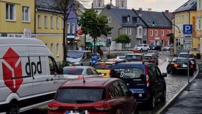 Archivbild: hmr
Mitten durch Waldsassen verläuft die Bundesstraße 299. Für den Beginn der Bauarbeiten zur Verlegung auf die ehemalige Bahntrasse gibt es bislang aber noch kein Signal.