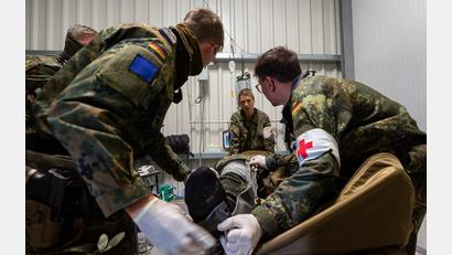 Bild: Bundeswehr/Julia Dahlmann/exb
Die neuen Sanitätszentren sollen sollen im Teilaspekt Notfall- und Rettungsmedizin die Versorgung der Soldaten verbessern – gerade vor dem Hintergrund des Verteidigungsfalls.