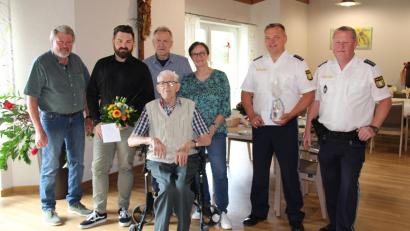 Bild: prh
Neustadts ältester Bürger Heinrich Bierl feiert seinen 102. Geburtstag. Dazu gratulieren Sohn Heinz, Bürgermeister Sebastian Giering, Sohn Reinhard, Schwiegertochter Irene sowie Georg Ziegler und Alexander Wächter (von links) für die VPI Weiden.