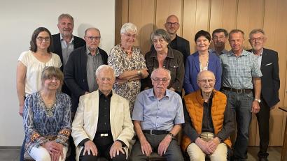 Bild: BLLV/exb
Willi Trisl (hintere Reihe, Zweiter von links) und Martina Thöns (vorne, links) gratulierten den Jubilaren Franz Weis (sitzend, ab Zweiter von links), Johann Stiegler und Sebastian Spörrer sowie (zweite Reihe, von links) Margit Dobmeier, Walter Stahl, Eva Meister, Irmgard Wagner, Alexander Köstler, Monika Mertl, Reinhard Wutz, Hans Schraml und Josef Etterer zur ihrer langjährigen Mitgliedschaft im BLLV-Kreisverband.
