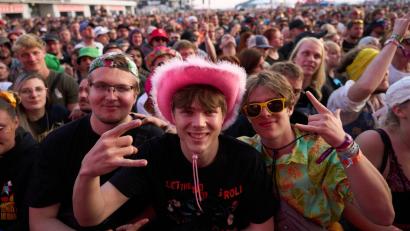 Bild: Thomas Frey/dpa
Fans beim Auftritt derRockband „Queen s of the Stone Age“ beim Open-Air-Festival „Rock am Ring“.