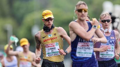 Bild: Oliver Weiken/dpa
Musste wegen Hitze aufgeben: Christopher Linke (Mitte l)..