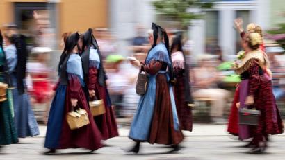 Bild: Tobias Köhler/dpa/Archivbild
Eine Gruppe Trachtlerinnen nimmt am Umzug des Deutschen Trachtenfests 2022 teil.