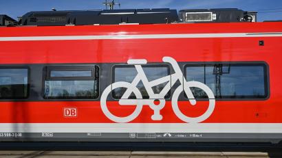 Symbolbild: Patrick Pleul/dpa
Ein Mann soll in einem Regionalzug eine Zugbegleiterin attackiert haben.