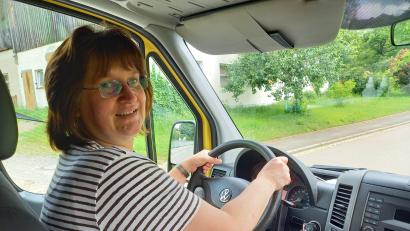 Bild: bl
Seit 25 Jahren steuert Margit Walbrun den Schulbus für die Gemeinde Dieterskirchen, unfallfrei und mit offenem Ohr für die Sorgen der kleinen Passagiere.