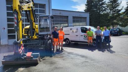 Bild: Gemeinde Teunz/exb
Schlüsselübergabe in Teunz: Bagger und Fahrzeug für den gemeindlichen Fuhrpark.