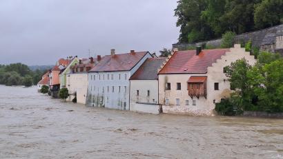 Bild: Ulrike Elisabeth Innthaler
Hochwasser umgibt die Häuser an der Inn-Promenade. Nach den heftigen Regenfällen in Teilen Österreichs hat sich die Hochwasserlage leicht entspannt.