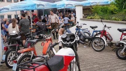 Bild: fvo
Mit Mofas und Mopeds sind viele Gäste zum Straßenfest der Mofa- und Mopedfreunde gekommen.