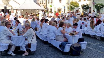Bild: R. Kreuzer
Der erste Sommerabend ganz in Weiß kommt gut an. Rund 200 Besucher genießen das vom Stadtmarketing organisierte "Diner en blanc".