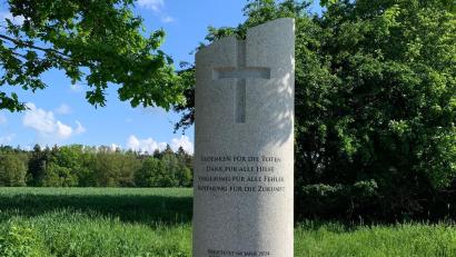 Bild: Martin Rosner/exb 
Unterhalb des Rotwildgeheges am Groppenheimer Weg bei Waldsassen platziert ist die Coronasäule. Sie soll an die Opfer von 2020 bis 2022 erinnern und gleichzeitig Dankbarkeit dafür ausdrücken, dass die Pandemie überstanden ist.