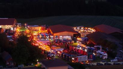 Bild: Roland Ried
Beeindruckend: Die Lichtershow der Trucker bei Dunkelheit.