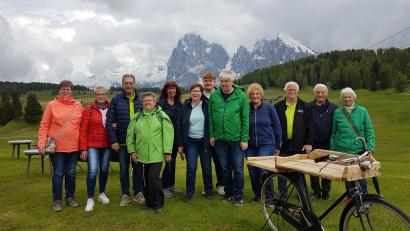 Bild: Andrea Zinnecker/exb
Ein Teil der Wanderfreunde-Reisegruppe auf der Seiseralm, vor Plattkofel und Langkofel.