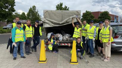 Bild: Siemens/exb
Gelebte Verantwortung für Stadt und Umwelt: Die Ramadama-Aktivisten vom 
Siemensstandort Amberg sammelten fleißig Müll und Weggeworfenes