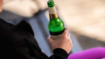 Symbolbild: Silas Stein/dpa
Bei der Aktionswoche soll eine breite Öffentlichkeit über die Risiken des Alkoholkonsums informiert werden.