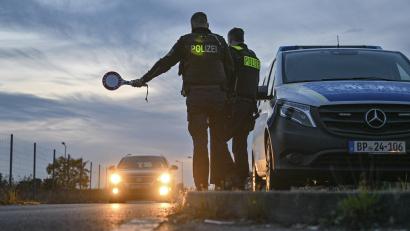 Symbolbild: Patrick Pleul/picture alliance/dpa
Nicht bei einer Grenzkontrolle, sondern zufällig am Bahnhof Marktredwitz, entdeckt die Polizei fünf ins Fichtelgebirge geschleuste Männer aus Syrien. So kommt sie den Schleppern auf die Schliche.