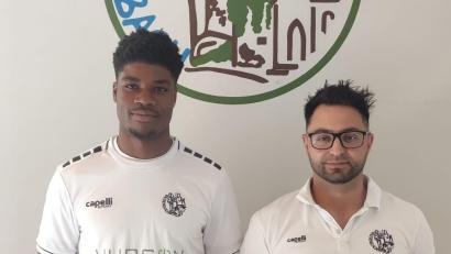 Bild: DJK Gebenbach
Irfan Amidou (links) spielt künftig für die DJK Gebenbach. Erdal Izmire (rechts), Sportlicher Leiter der DJK Gebenbach, freut dies.