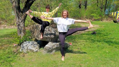Bild: bsc
Für Carina Schulz (links) und Barbara Forster (rechts) ist Yoga eine Lebenseinstellung sowie eine Herzensangelegenheit. Am Samstag, 20. Juli, veranstalten sie auf dem Gelände des Fuchsmühler Badeweihers das erste „Stoawold-Yoga-Festival“.