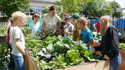 Bild: kaz
Der Schulgarten der Grundschule Kulmain wurde kürzlich ausgezeichnet. Um ihn kümmern sich die Kinder der 3. Jahrgangsstufe mit Lehrerin Christine Dötsch.