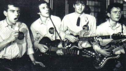 Bild:  Archiv Houschka
So fing es 1964 an: Mit drei Kumpels gründete Günter Kälberer (links) in Amberg die Beatband The Cannonballs und trat ab dann in Wirtshäusern, Tanzlokalen und verrauchten Kellern auf. Jetzt wurde Günter Kälberer 80 Jahre alt.