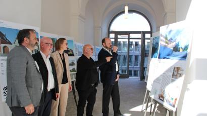 Bild: prh
Landrat Andreas Meier, Architekt Peter Brückner, Kreisbaumeisterin Katharina Sauer-Ertl, der ehemalige Schulleiter des Neustädter Gymnasiums Dr. Anton Hochberger und der aktuelle Schulleiter Francisco Garcia (von rechts) besichtigen die Wanderausstellung mit Bauprojekten, die vom BDA mit dem Regionalpreis Niederbayern-Oberpfalz 2024 ausgezeichnet wurden.