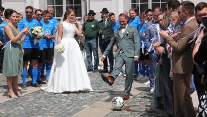 Bild: kro
Sven Ollermann machte eine gute Figur: Der Bräutigam beim Torwandschießen.