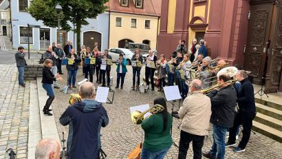 Bild: Reinhold Wurm/exb
Besuch aus Aalen-Unterrombach bekam der Paulaner Posaunenchor. Beste Gelegenheit für ein kurzes Standkonzert.