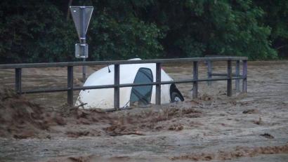 Bild: Einsatzdoku.At Patrik Lechner/APA/dpa
Ein von den Wassermassen mitgerissener PKW im Raum Schäffern in der Steiermark.