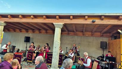 Bild: Schottenhaml
Ein abwechslungsreiches Programm präsentierte die Störnsteiner Blasmusik unter der Leitung von Gerhard Träger (links) den Besuchern der Serenade im Innenhof der Kulturscheune.