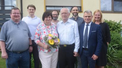 Bild: fz
Pfarrer Hubert Bartel gratuliert Zlatica und Fritz Maschke zusammen mit Bürgermeister Karlheinz Budnik (vorne von links) zur Goldenen Hochzeit.