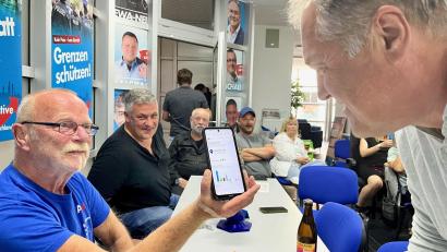 Bild: Gabi Schönberger
Nicht nur auf dem Handy des AfD-Manns sieht alles danach aus, dass Manfred Schiller (rechts) demnächst in den Bundestag nachrückt.