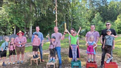 Bild: Kerstin Schönberger/exb
Den Gummistiefelweitwurf gewannen Gerhard Graf (Fünfter von links) und sein Sohn Kilian. Den zweiten Platz belegten Carl Busche (Vierter von links) und sein Sohn Karl Gustav. Den dritten Platz belegten gleich drei Familien gemeinsam: Michaela Jeske mit ihrer Tochter Nora, Andreas Graf mit seiner Tochter Karina und Stefan Stadler mit seinem Sohn Leon.