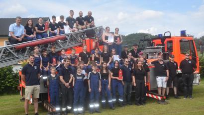 Bild: fz
Die Drehleiter der Feuerwehr Weiden war eine Attraktion, mehr aber die 24 Burschen und Mädchen, die in sechs Teams beim Spiel ohne Grenzen Geschick und Können bewiesen.