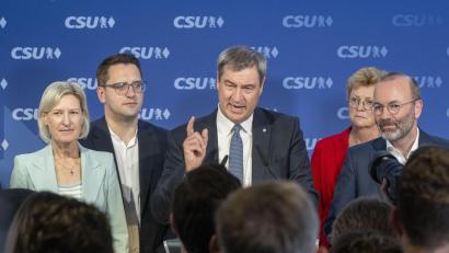 Bild: Peter Kneffel
Angelika Niebler (l-r), Vorsitzende der CSU-Europagruppe, Christian Doleschal, CSU-Mitglied des Europäischen Parlaments, Markus Söder, CSU-Vorsitzender, Monika Hohlmeier, CSU-Abgeordnete im Europäischen Parlament, und Manfred Weber, Vorsitzender der Europäischen Volkspartei, auf der CSU-Wahlparty in der Parteizentrale der CSU nach den ersten Ergebnissen.