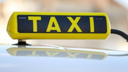 Symbolbild: Jan Woitas/dpa
Ein langsam rückwärts rollendes Taxi hat in Hersbruck einen Mann leicht verletzt, der eigentlich darin mitfahren wollte.