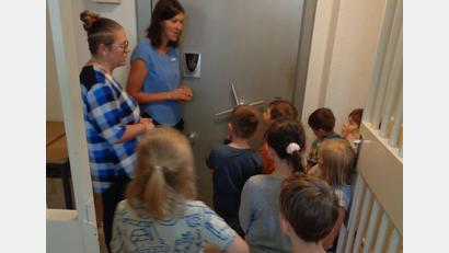 Bild: Kinderhaus Steinwaldzwerge/exb
Die Vorschulkinder des Kinderhauses Steinwaldzwerge waren zu Besuch in der Sparkasse in Neusorg.