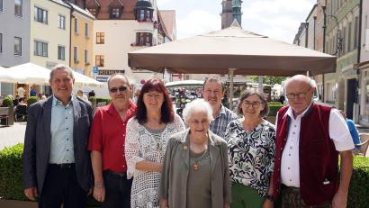 Bild: jma
Maria Haberberger (Mitte) an ihrem 95. Geburtstag mit (von links) Bürgermeister Joachim Neuß, Sohn Rudi, Tochter Renate, Sohn Michael, Tochter Brigitte und Sohn Richard.