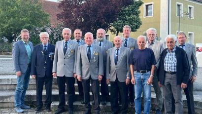 Bild: Ina Piehler
Die geehrten Mitglieder der KSK Wutschdorf-Freudenberg. Besonders ausgezeichnet wurden Hubert Eckl (Dritter von links) und Albert Freundorfer (Fünfter von links).
