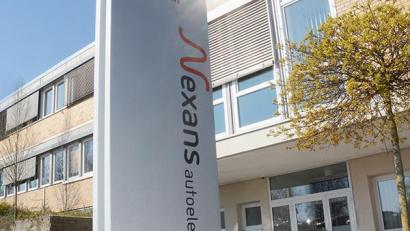 Symbolbild: Nexans autoelectric/exb
Der "Nexans autoelectric"-Schriftzug vor dem Firmengebäude in Floß.